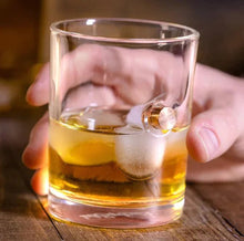 Lade das Bild in den Galerie-Viewer, Lucky Shot - Whiskyglas mit .45 Geschoss - MantisX.de