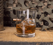 Lade das Bild in den Galerie-Viewer, Lucky Shot - Whiskyglas mit .308 Geschoss - MantisX.de

